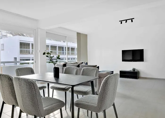 Phaedrus Living: Romanou Modern City Center Flat