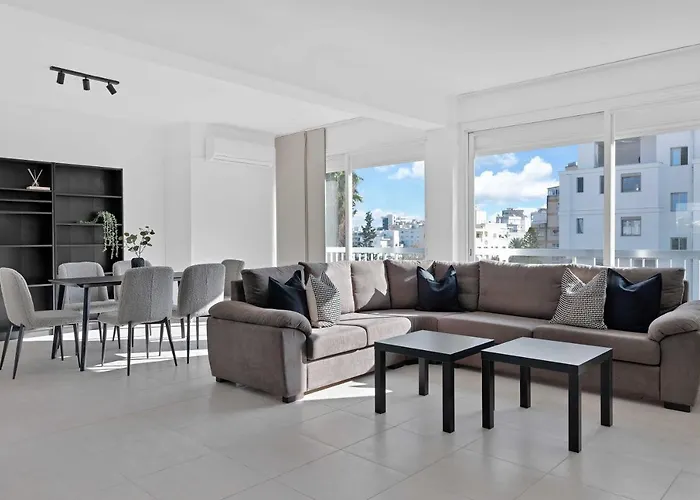 Phaedrus Living: Romanou Modern City Center Flat