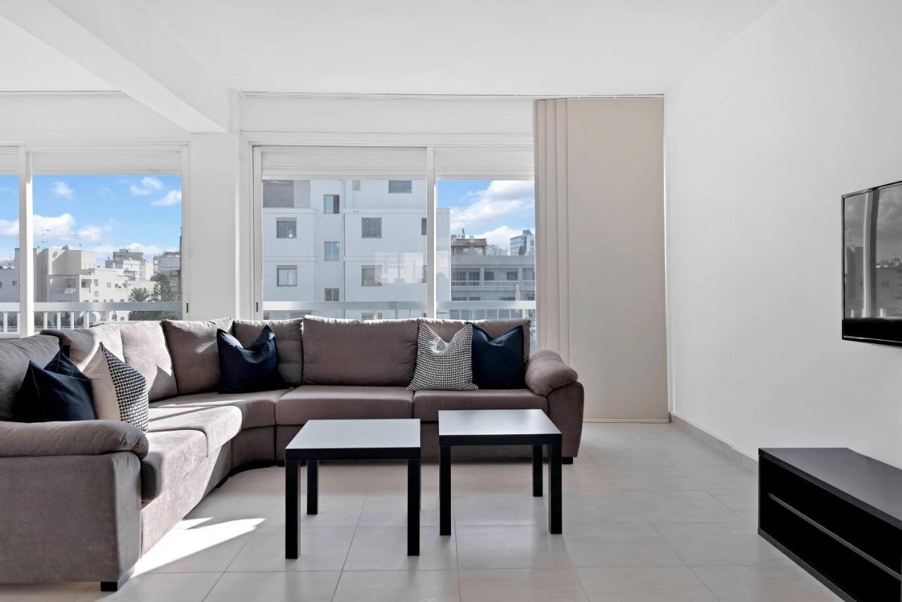 Phaedrus Living: Romanou Modern Center Flat *