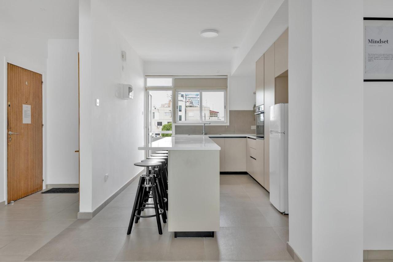 Phaedrus Living: Romanou Modern Center Flat