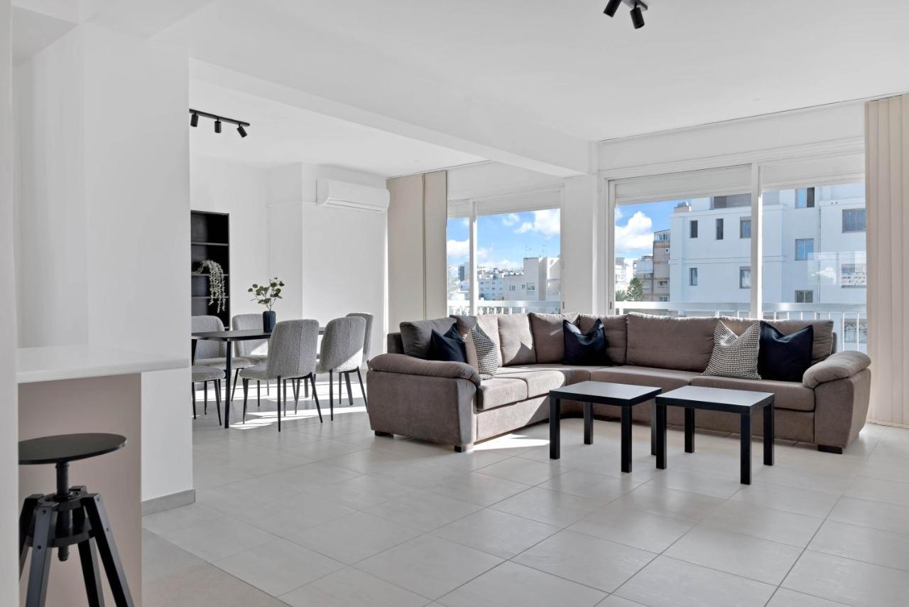 Phaedrus Living: Romanou Modern Center Flat Apartament