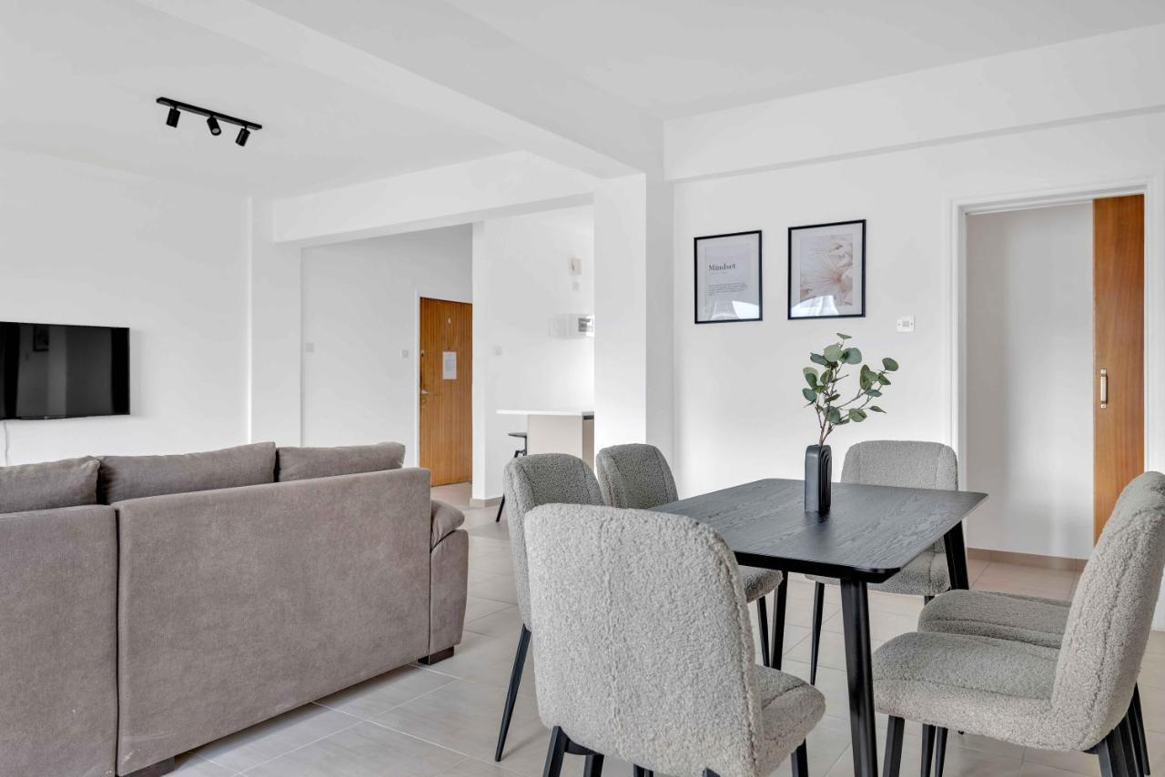 Phaedrus Living: Romanou Modern Center Flat *