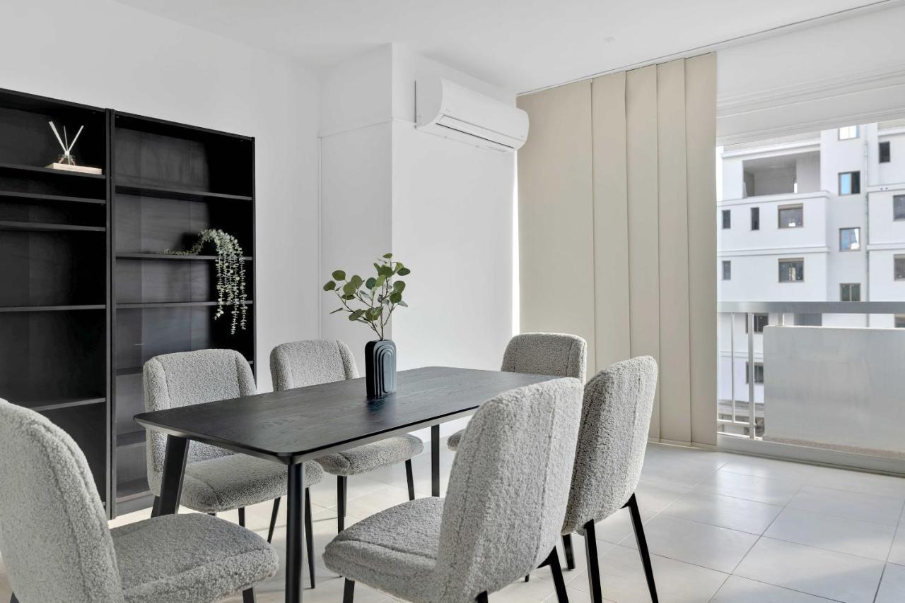 Phaedrus Living: Romanou Modern Center Flat Apartment