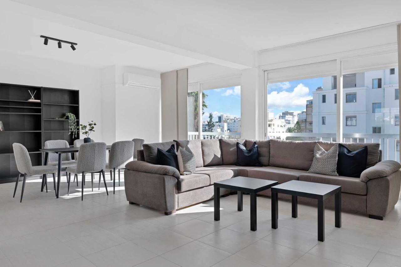 Phaedrus Living: Romanou Modern Center Flat