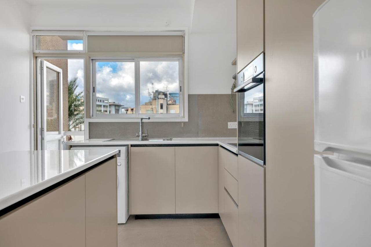 Phaedrus Living: Romanou Modern Center Flat